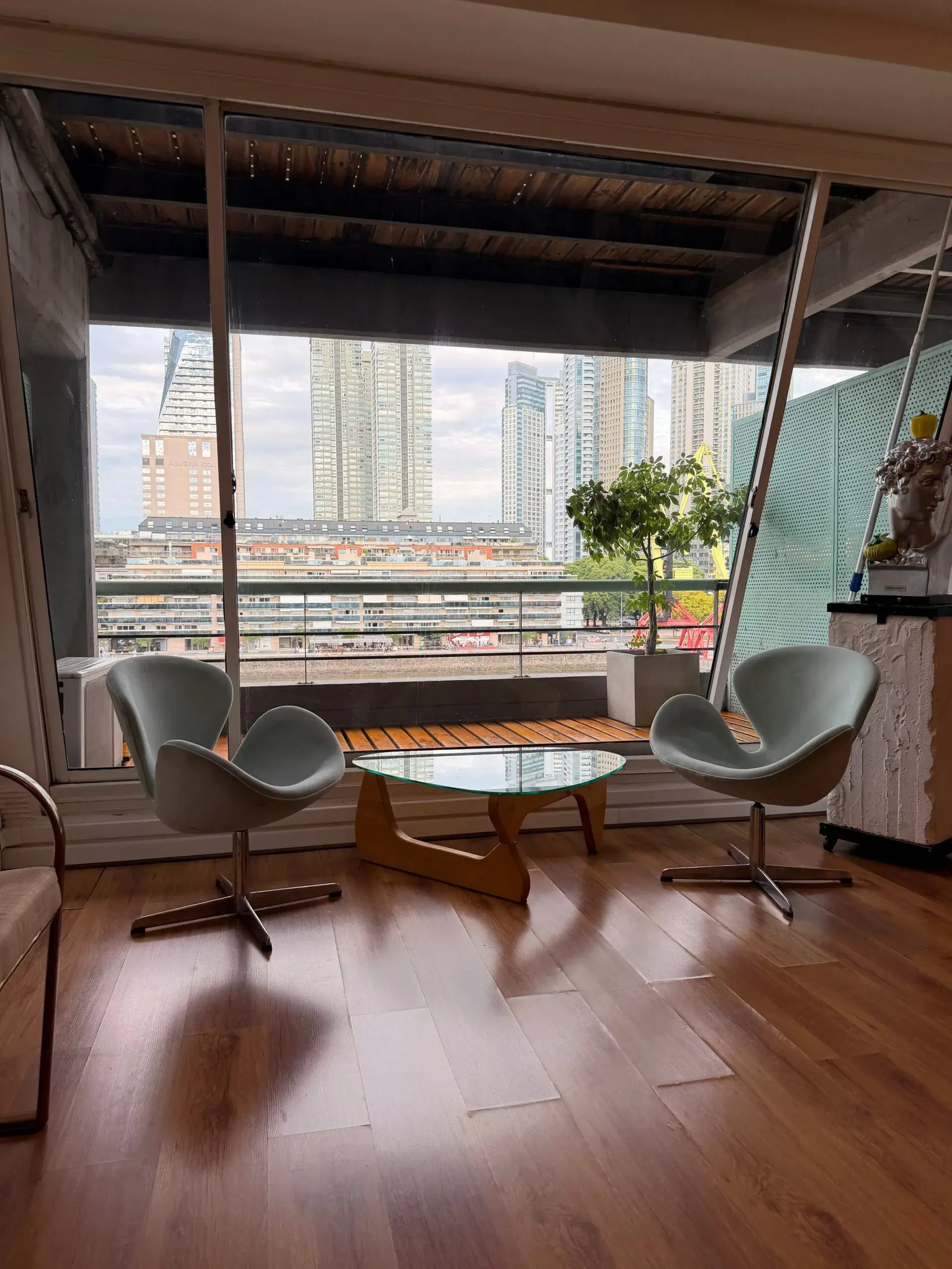 Interior de las oficinas AGPUIG — vista panorámica a Puerto Madero